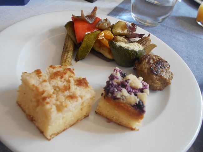 手前プチケーキ。奥は野菜の炒め物とミートボール。