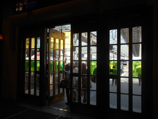 改札はなくこの扉を開けて入ると…