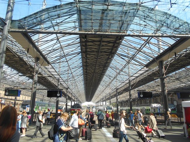 明るい外のようなホーム。