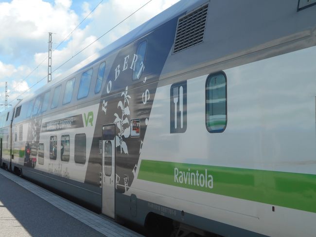 食堂車は2階が１等客席で１階が食堂。コーヒーやパンなどが食べられるようでした。車両はとてもきれいです。