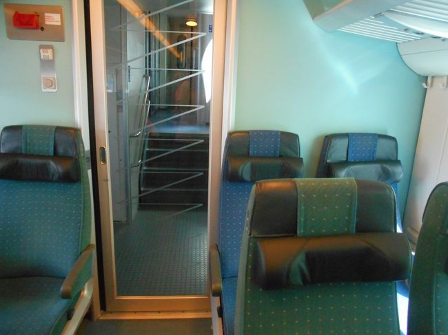 座席は左右２席ずつ並んでいて、向きを動かすことができません。