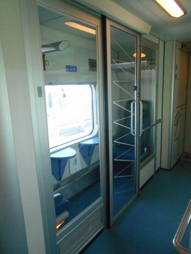 個室はガラス張り。この国はガラス張りでもプライバシーが守られる　という考えなのか？