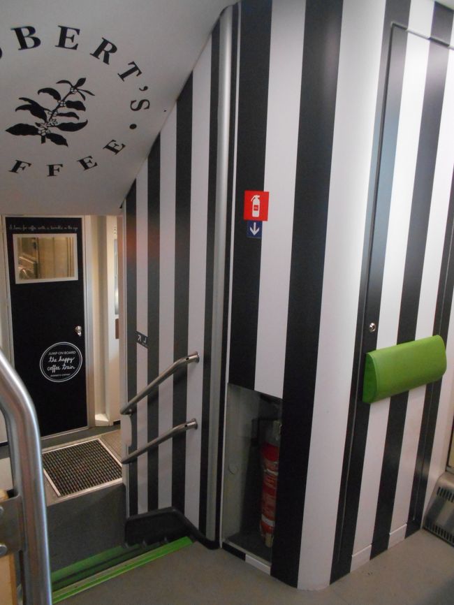 食堂車へ向かう階段。オシャレ。