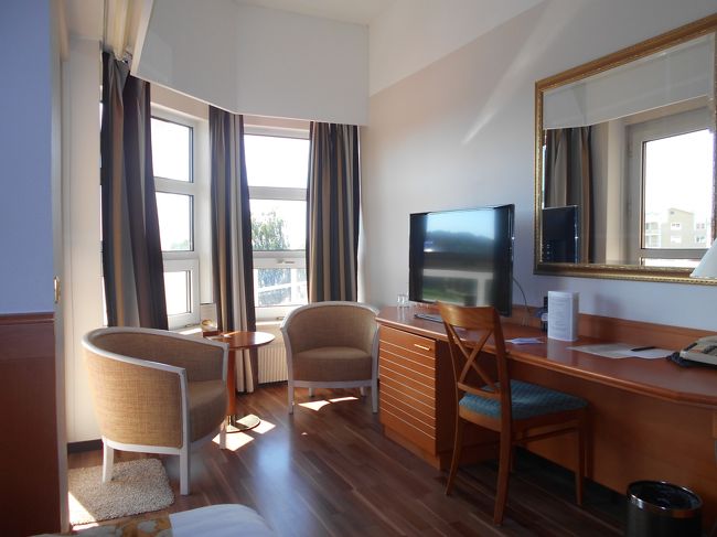 バスの運転手さんに「ホテルの前で降りたい」と伝えてあったのに運転手さんが忘れてしまい、終点でお客さんをすべておろしてからホテルまで戻ってくれました。約５０分乗って３ユーロでした。　やっと着いたスパホテルの部屋。。