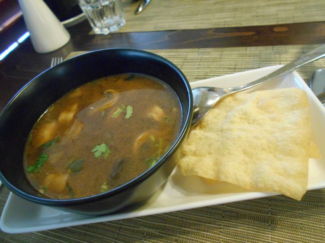 トムヤンクン。これだけは知っていました。写真では見えませんがエビがゴロゴロ入っていました。