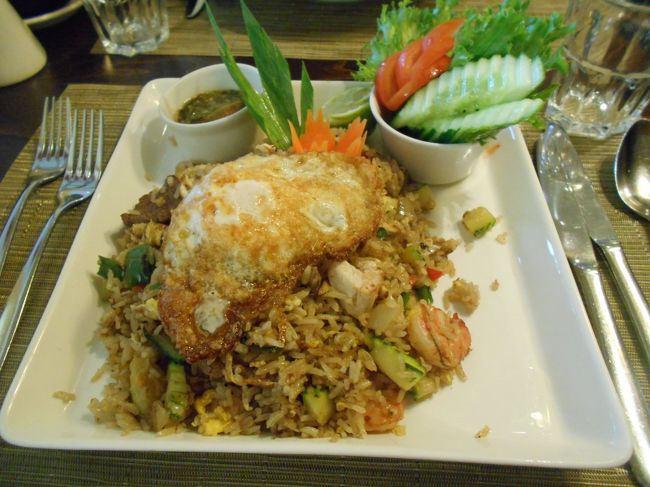 タイチャーハン。お好みのソースをかけて味を変えてもgood。ここにもエビがゴロゴロ。