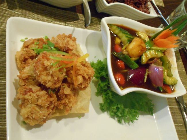 器に入った野菜のあんを鶏のから揚げにかけて食べます。