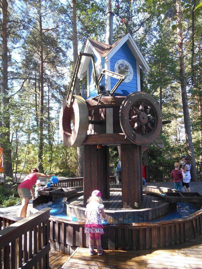 水遊びの場所やアスレチックを楽しむ場所もあります。この日は天気が良かったのでビーチで泳いでる人もいました。