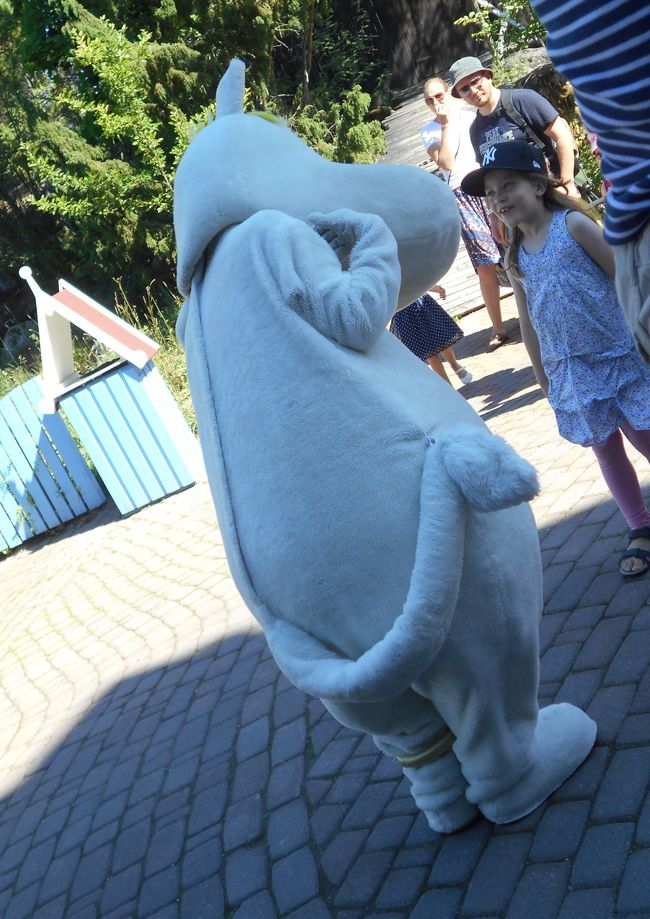 ムーミンを後ろから。尻尾は体にうまくくっついています。