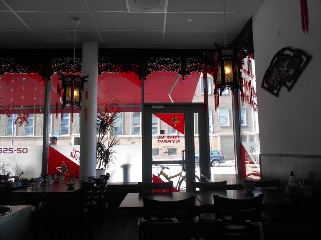 トゥルクの青島(チンタオ)レストラン。昼食のビュッフェがあと１０分で終わりなのに快く入れてくれてお料理も追加してくれました。場所はエリキンカツ通りの郵便局の斜め前。