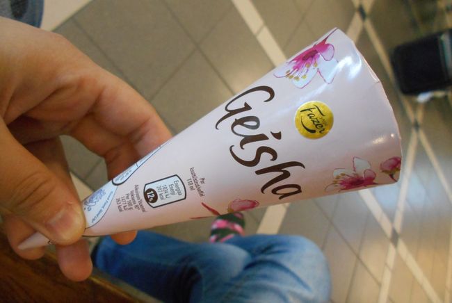 ゲイシャはチョコレートだけでなくアイスもありました。駅構内の売店で２．９０ユーロ。