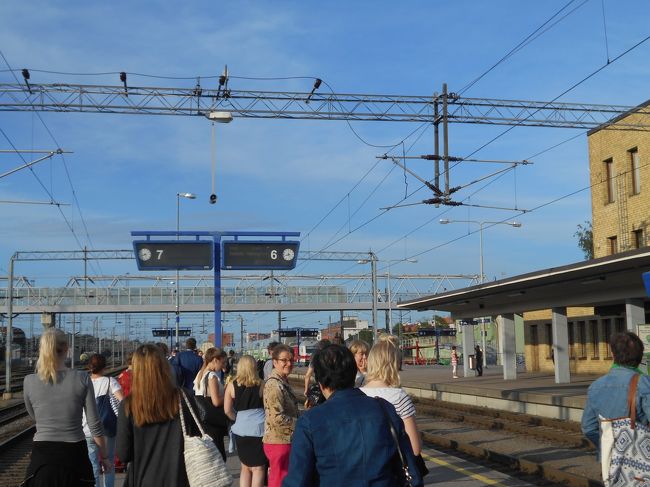 屋根のない開放的なホームです。すでに夜８時３０分。ぞろぞろと歩いて行きます。