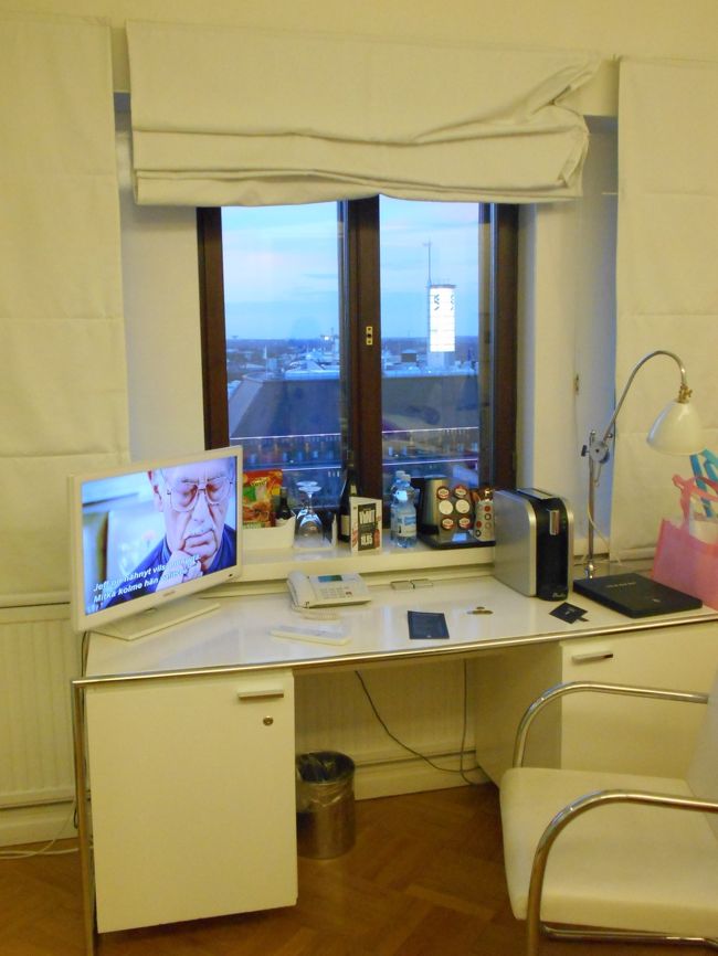 トルニホテルに戻ってきました。今度は１０階の部屋。ヘルシンキ大聖堂やウスペンスキ―寺院も見えます。