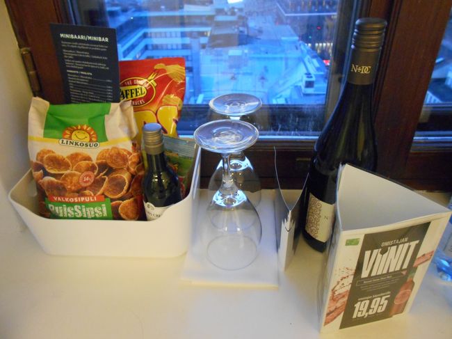 有料のお酒やおつまみセット。陽のあたる場所に設置してあるのが気になります。