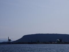讃岐のダイヤモンドヘッド屋島が見えています。