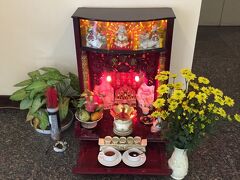 ホテルのロビーの一隅にお供え物。
これもお正月が近いからでしょうか？