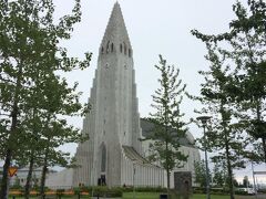 まだ明るいのでレイキャビク散歩へ。
レイキャビクのシンボル、ハットルグリムス教会Hallgrímskirkjaはゲストハウスのすぐ裏。