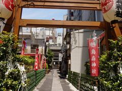 移動して烏森神社の近くにやってきました。
ここの神社は
「本当にこんなところに神社が…？」
というような飲み屋街の中に突然現れます。