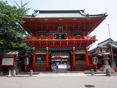 神田明神の赤い随神門です。
昭和天皇即位５０年記念で
昭和５０年に作られたものなので
新しくて美しいです。
