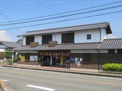 駅前には手づくり交流市場町家が
ありました。
ようは、道の駅みたいなものです。
なので、農産物を含め色々な物が
販売していました。