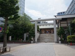 おなかを満たして、芝大神宮へ。
白くて大きな新しい鳥居です。