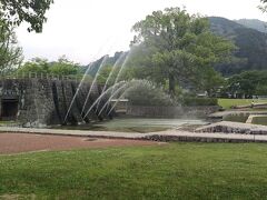 吉香公園は広くて和ですが、錦帯橋、武家屋敷、城等々の城下町の風情の中ではちょっと近代的な感じのする公園でした。
噴水とかが大きくて…。