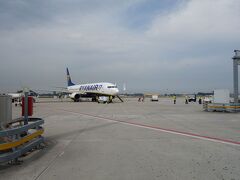 ターミナルビルまでは歩きます。