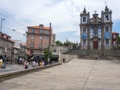 サント・イルデフォンソ教会までスーツケースを転がしてきました。Bolhao駅からここまでは下りなので楽でした。ホテルはこの写真の右側、moov hotelです。
