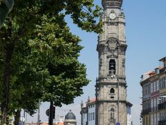 クレリゴスの塔です。前のカップルに目を奪われてしまってます。