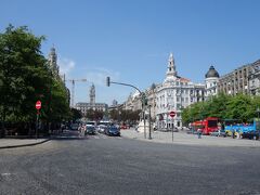 リベルダーデ広場を左手に