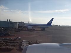 ジャカルタスカルノハッタ空港に到着
横にはANA機が停まっていました