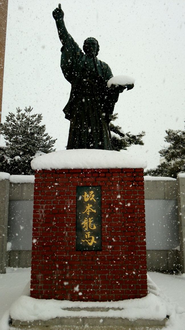 雪の中、坂本龍馬がひとり、元気いっぱいです。