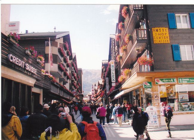 最後に、12年前に娘と一緒にツｴルマットに来た時の写真をアップします。<br /><br />これは、当時のツｴルマット駅前です。<br />天気も青空で、人通りも多いです。