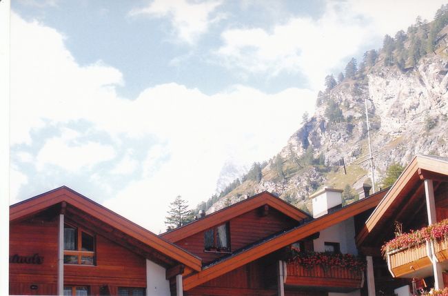 ツｴルマットの駅前通りで、真ん中の茶色い屋根の上にマッターホルンが見ます。<br />当時は、感激しました。