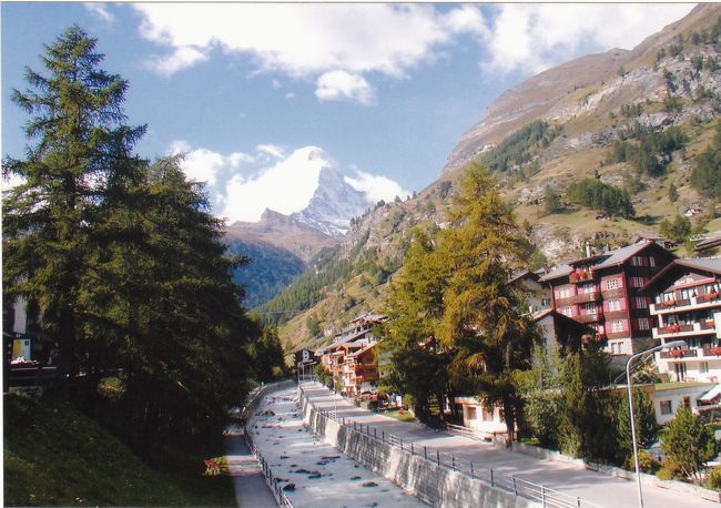 これは、橋の上からのマッターホルンが見えます。（正面）