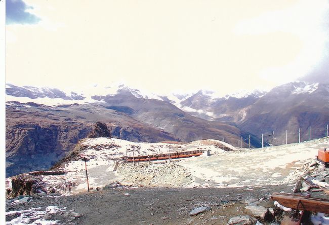 ツｴルマットから登山列車でゴルナーグラートに行きます。