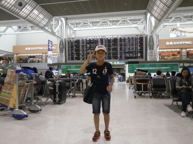 今回はキャセイパシフィックで15：35出発です<br /><br />キャセイは良いんですけど、桃園空港は第1ターミナルなのでちょっとがっかりです。<br /><br />夏休みということもあり混むのを考え、早めに成田空港へ、オンラインチェックインしているので安心です。<br /><br /><br />