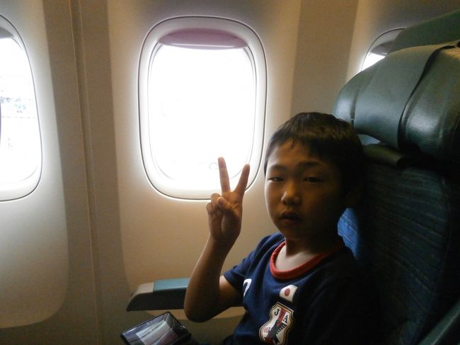 乗り込みました<br /><br />今回の座席は７０Ｊ<br /><br />後ろの席です<br /><br />3列席で運よく隣が空席　迷惑かけないで安心です