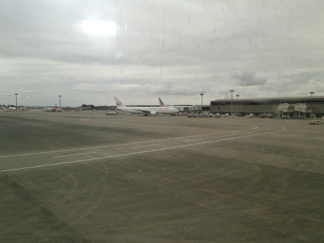 中々出発しません<br /><br />混んでいるのかな・・<br /><br />結局１６：００頃<br /><br />ブランケットプリーズと言ったら<br />「孫が何て言ったの」と聞くので教えたら、ＣＡさんに「ブランケットプリーズ」と言って「ハイ」と答えてくれて持ってきてもらい喜んでました。