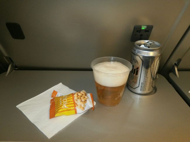 ピーナッツが配られました<br /><br />食事前に飲み物ビールをチョイス<br /><br />美味しい<br /><br />孫に英語で何を飲むとＣＡさんが聞いていて、「何って言ったの」と聞いたから「飲み物は」と聞いてると教えたら、孫が日本語で普通に「オレンジジュース」と言ったら通じてこれまた喜んでいた。<br />