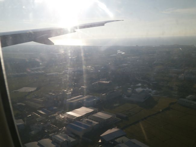 食事して少しすると台北着陸の時間です<br /><br />近くていいですね<br /><br />バリやタイに行ったきは、6時間以上は飽きてしまいそれとお尻が痛くなり<br />それに比べると台湾は良いですね<br /><br />