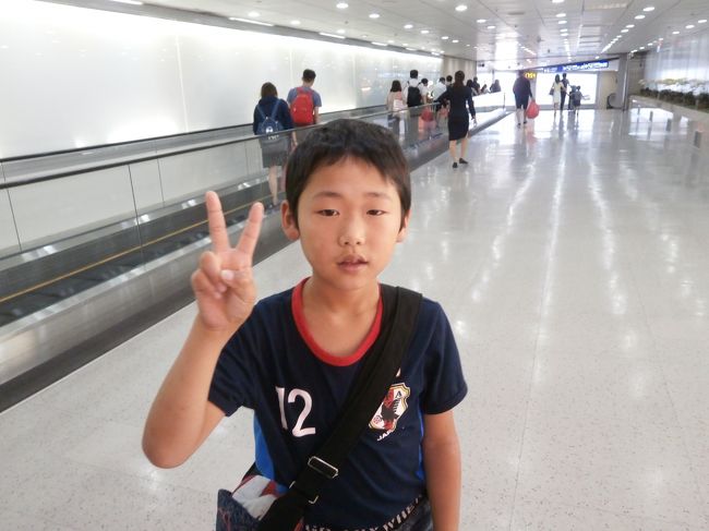 これから入国審査に向かいます。<br /><br />カードオンライン申請したので、できているかとてもとても心配です<br /><br />機内で配られたカードは一応もらっておきました<br /><br />事前にネットで調べたら入国カードオンラインでできるとなっていたので、書き方をみてやってみました。簡単でした。しかし本当にできたのかわからず凄く心配でした。<br /><br />審査場で並んでいると係官がいたので、カードオンラインしたと言ったら「ＯＫ」と返答され、でもできているか心配ですと言ったら「大丈夫」と・・・<br />日本はどこに住んでるのとか、そこから都内までどのくらいとか話していて楽しかったです。（日本語と英語交じりで）<br /><br />私の番になり審査官にパスポートを渡し、「カードオンライン」と言ったら「うん」と頷き何も心配することなく無事終了「謝謝」といったら「にっこり笑顔」返してくれました。