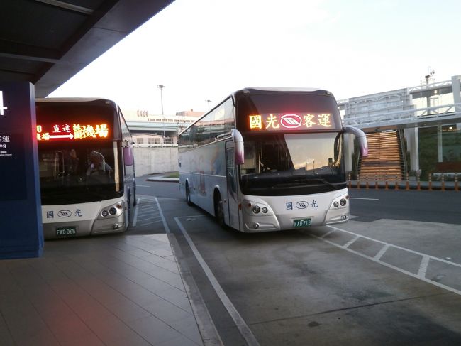 案内板がありそれに沿って地下へ<br /><br />チケット売り場へ行き、今回も国光客運で台北駅に向かいます<br />（前回はアンバサダーホテルで降車）<br /><br />バス乗り場へ行き並んでいると、私達2人だけど1席しかないから次へ<br /><br />どこまでとたぶん言われ「台北ステーション」と言ったらＯＫ<br /><br />終点なので安心。書いてあるホテル住所を見せてタクシーでホテルへ（80元）安い<br /><br />初めての林森北路のホテルへ