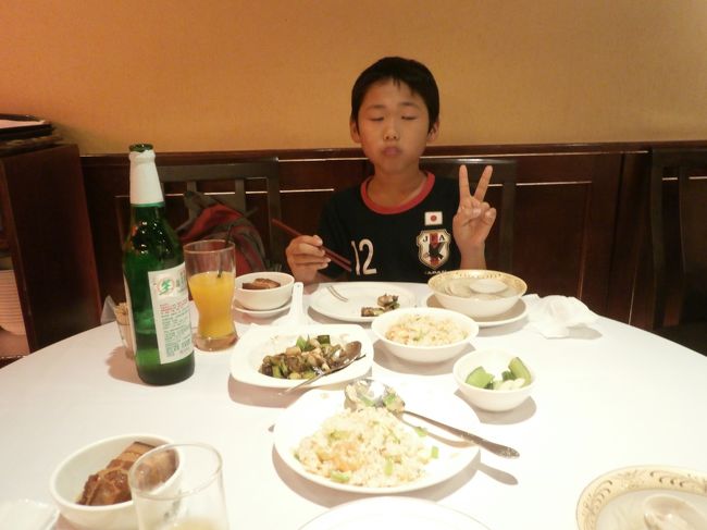 チェックインしたら荷物を置き即夕飯へ<br /><br />れすとらん「梅子」へ<br /><br />2年前の私達を覚えていてくださいました<br />「大きくなったね」とチビ言われてました<br /><br />チビと2人なので、注文するのが少なく食べる楽しみが・・・<br />チビの旦那が一緒ならひとりで2〜３人前軽くいくのに<br />ちょっと残念<br /><br />豚角煮、ハマグリのスープはとりあえずおさえておきました<br />久々美味しいですね　<br /><br />定番チャーハン、牡蠣とネギのオイスターソース炒め（ツマミにと思ったがチビに半分以上食べられました）<br /><br />最後にタマゴ入り担イ子麺