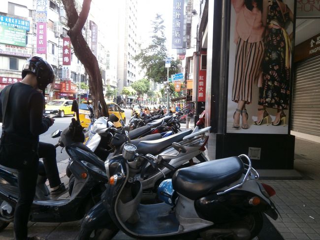 バイクがいっぱいとチビ訳が分からず撮っています