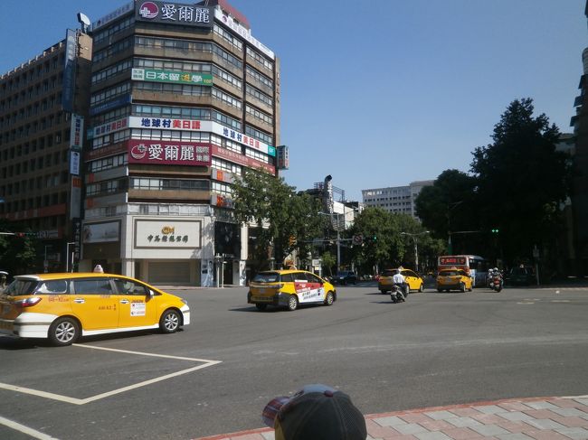 中山の交差点<br /><br />ホテルオオクラがある所　逆側撮ってるのでどこかわからない