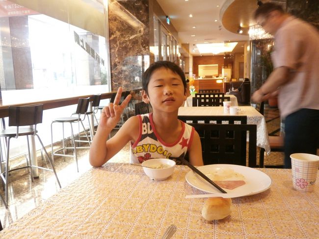 散歩から戻りホテルでの朝食<br /><br />豆乳やさんでと考えていたけど暑くなり引き返してきました<br /><br />カレーがあったので、食べて「なんか味が薄い」と言ってました