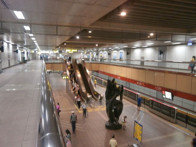 地下鉄で<br />チビに悠々カード１００元チャージしてあげて<br />台大医院駅へ<br /><br />台湾のエスカレーターは右側に立ちます。日本とは逆です（関東）<br />台湾の人たちもマナー良いですね<br /><br />ちゃんと降りる人を待ってから乗ります<br /><br />○○人とは違いますね