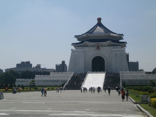 本当ここは広いですね。<br /><br />建物もでかい<br /><br />暑くて傘さして歩いてます<br /><br />何度あるのか３７℃<br /><br />クラクラします