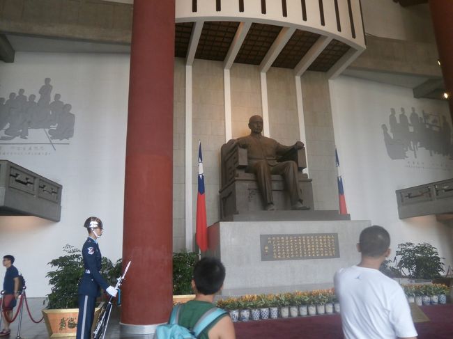 ここは見学無料<br /><br />あと5分で交代式　<br /><br />しかしチビがトイレ行きたいといいだし、トイレ外３００ｍも離れています<br /><br />見れませんでした